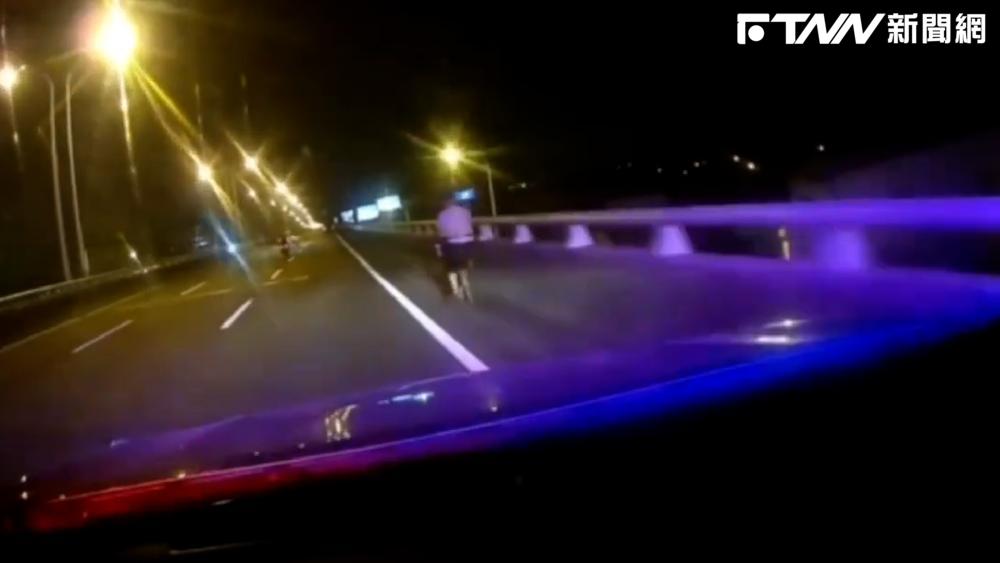 影／71歲老翁騎單車誤闖高架道路　暖警幫騎腳踏車護送離開