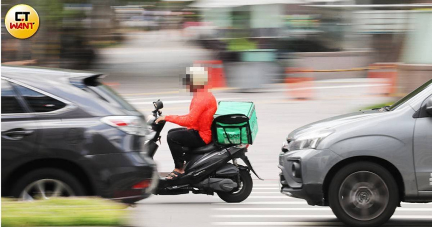 酬勞遭狠砍…一單最少僅「2元」　外送員怒了號召：中秋連假大罷工