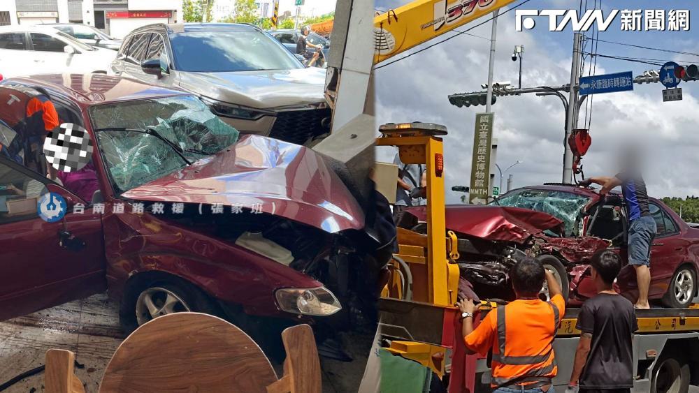 影/汽車失控高速撞機車 台南嚴重連環車禍8車撞一團