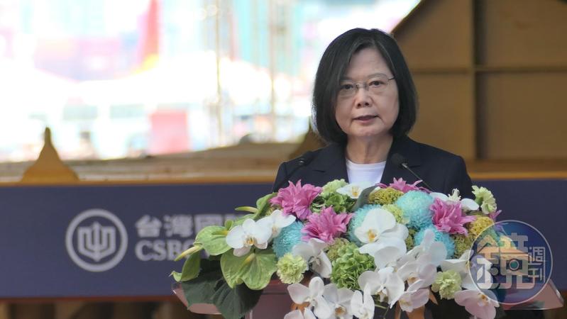 【國造潛艦下水2】為海鯤艦擲瓶命名　蔡英文籲朝野支持後續潛艦建造