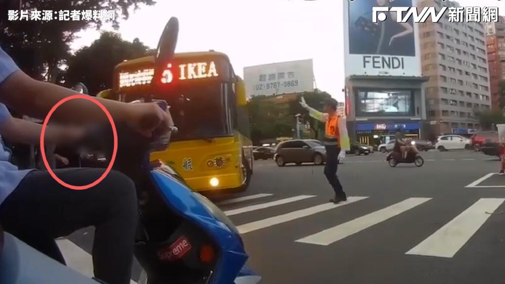 影／台中公車未禮讓行人　義交急吹哨、民眾險被撞