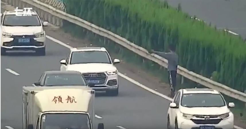 不知兒已下車！粗心父母將他留在高速公路　少年「橫穿4線道」攔車求助