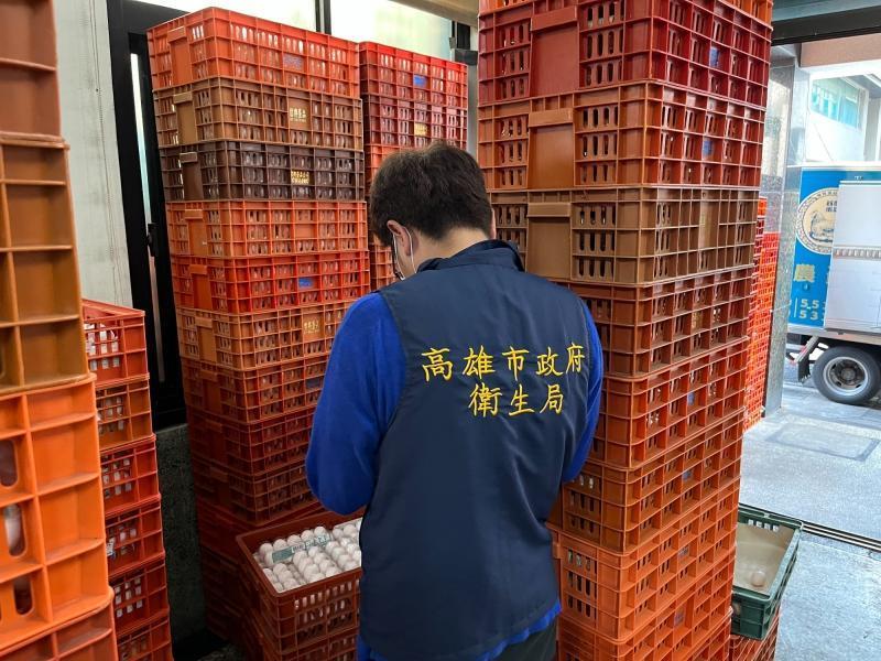 民眾買台農盒蛋蛋白竟是「黑藍色」　高雄衛生局曝抽查結果