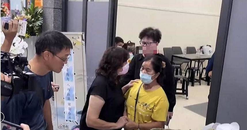 許美雪現身勇消追思會　賴母緊握她手：希望兒是最後犧牲消防員