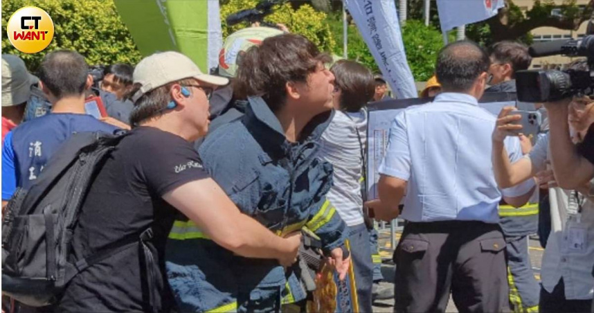 怒吼組工會!行政院代表快閃 消防員悲吼:學長死在裡面了