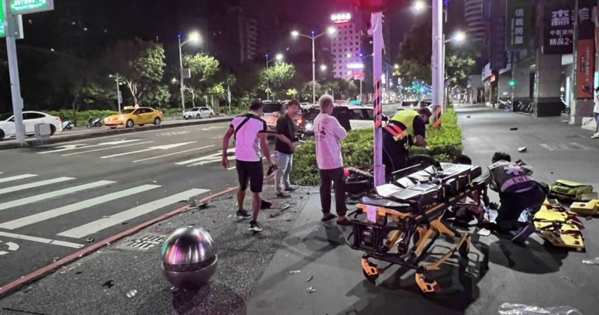 空軍士兵載男大生「未兩段左轉」慘遭客車撞飛　男大生命危昏迷