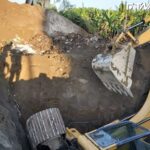 高雄溪洲大橋「挖土機掉落土坑」　駕駛遭埋救出已不幸身亡