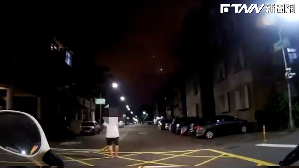 影／走在馬路中央員警好意關心　竟發現是通緝犯