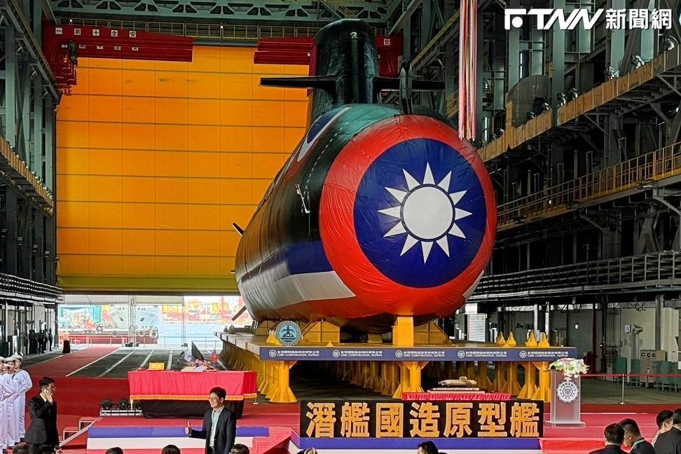 首艘國造潛艦「覆蓋國旗」竟掩蓋秘密！「下水」也非真的泡水