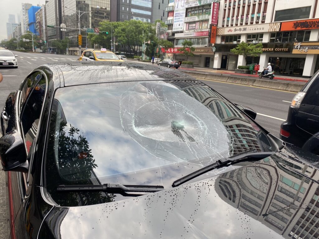 情敵巧遇分外眼紅！　男一拳擊破女友前任「瑪莎拉蒂擋風玻璃」