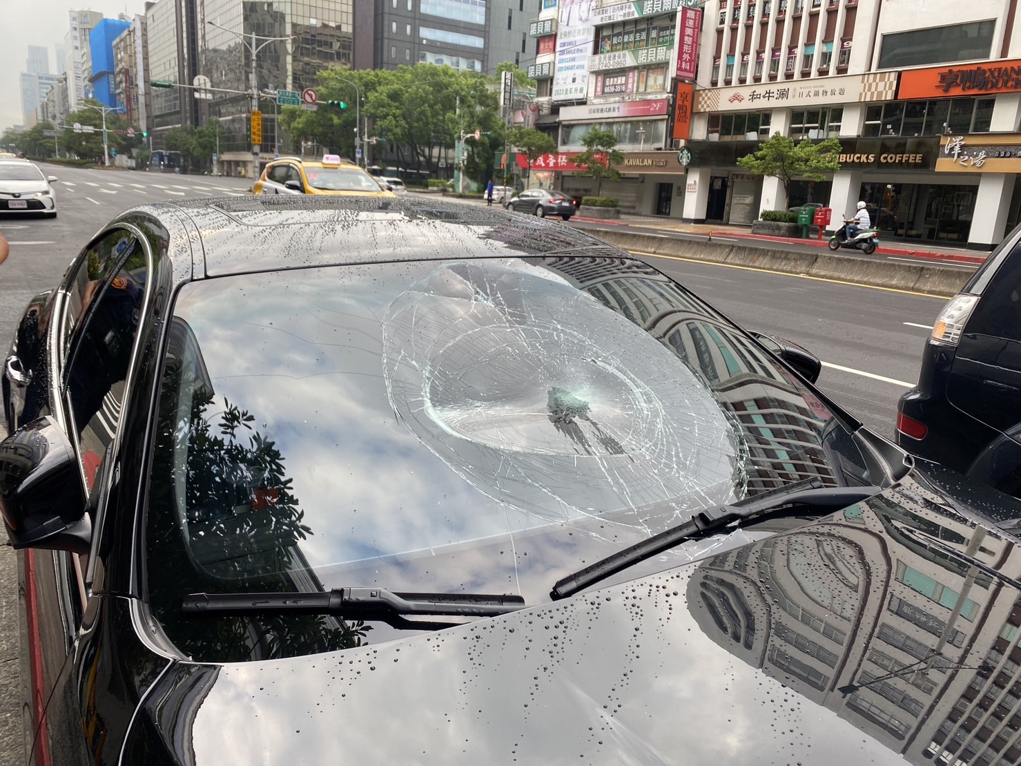 情敵巧遇分外眼紅! 男一拳擊破女友前任「瑪莎拉蒂擋風玻璃」