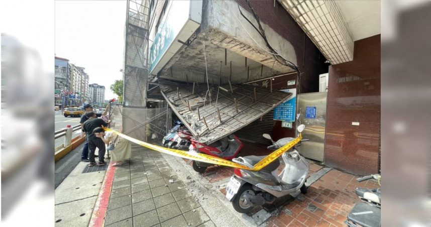 北市重慶北路天花板整片崩落　3機車慘被壓