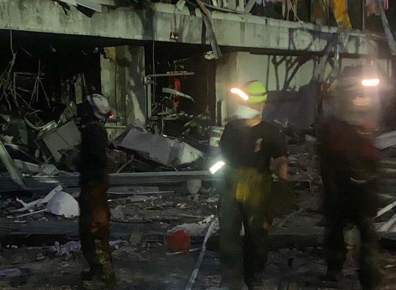 【屏東工廠爆炸】發現疑消防員骨骸！夜間視線不良「搜救暫停」　今上午繼續搜尋工作