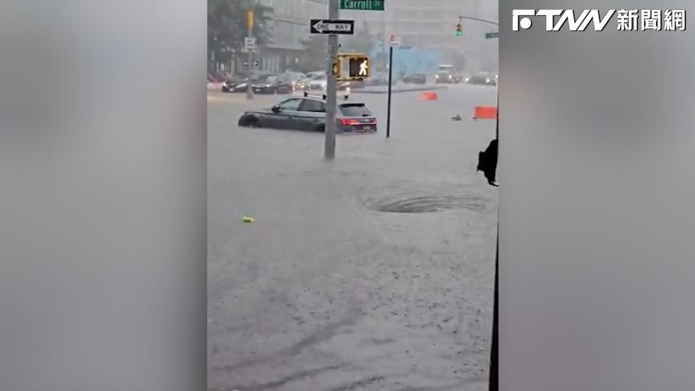 影／紐約降下破紀錄大雨　街道全部成河